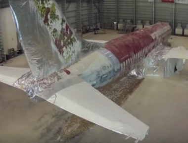 Δείτε πώς βάφεται και ξεβάφεται ένα αεροπλάνο! (βίντεο)